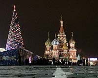 Picture taken 13 December 2006 shows the St. Basil Cathedral with decorated Christmas Tree at the Red Square in Moscow. Russia's capital, renowned for its trademark frosty winters, started the calendar winter with the warmest day recorded in December, the state weather monitoring unit said. Photo courtesy AFP.