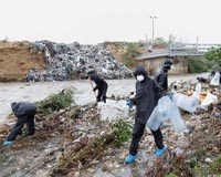 Clean-up dives, recycling: Lebanese respond to garbage crisis