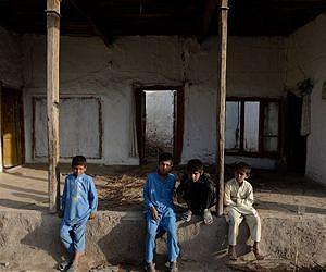 Pakistan buries victims of new quake