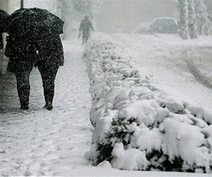 Freak snowfalls strand 6,000 on Franco-Spanish border