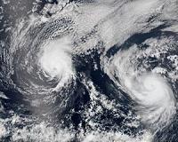 Hawaii hunkers down as hurricanes near