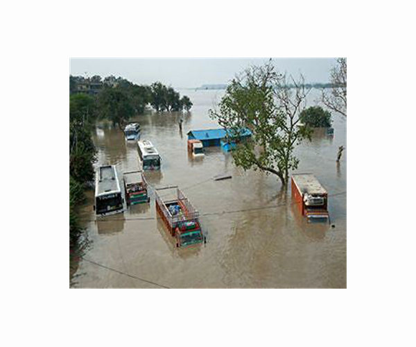 India monsoon death toll climbs to 127, dozens still missing