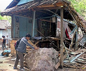 Scramble to reach Indonesia quake survivors as toll hits 22