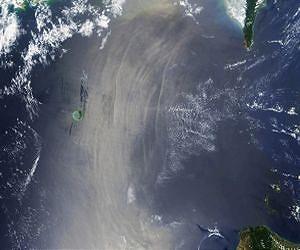 Study explains origins of giant underwater waves