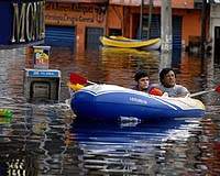 Hungry Mexico flood victims turn to looting