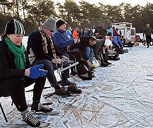 Dutch take to the ice in their hundreds