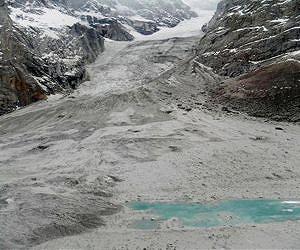 Desolation of Pakistan avalanche site