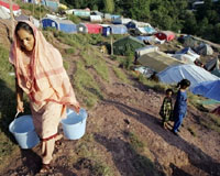 pakistan-kashmir-earthquake-survivors-makeshift-camp-2006-afp-bg