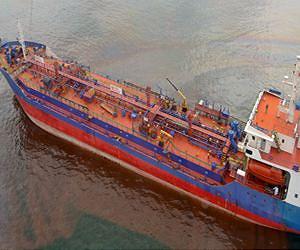 Morocco begins emptying beached oil tanker
