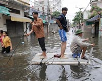 vietnam-flood-nov08-raft-afp-bg