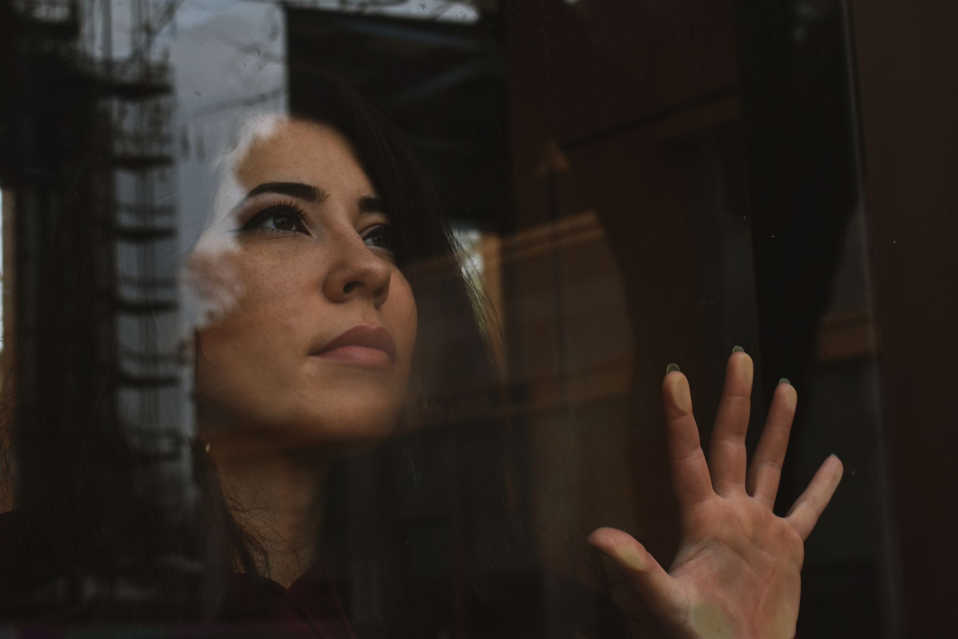 When a Harvard study pinged thousands of people at random moments, minds were wandering elsewhere nearly half of all waking hours — and people were measurably less happy while their attention was away than while it stayed where their body was