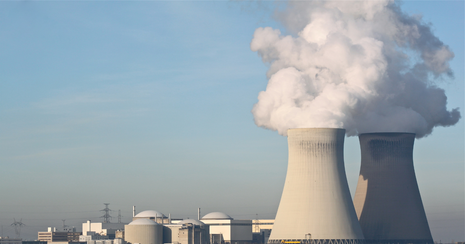 West of Phoenix, the second-largest nuclear plant in America cools itself with no river and no sea — only a 58-kilometre pipe carrying up to 98 billion litres a year of treated Phoenix wastewater, which is then boiled away in 260 hectares of lined desert ponds.