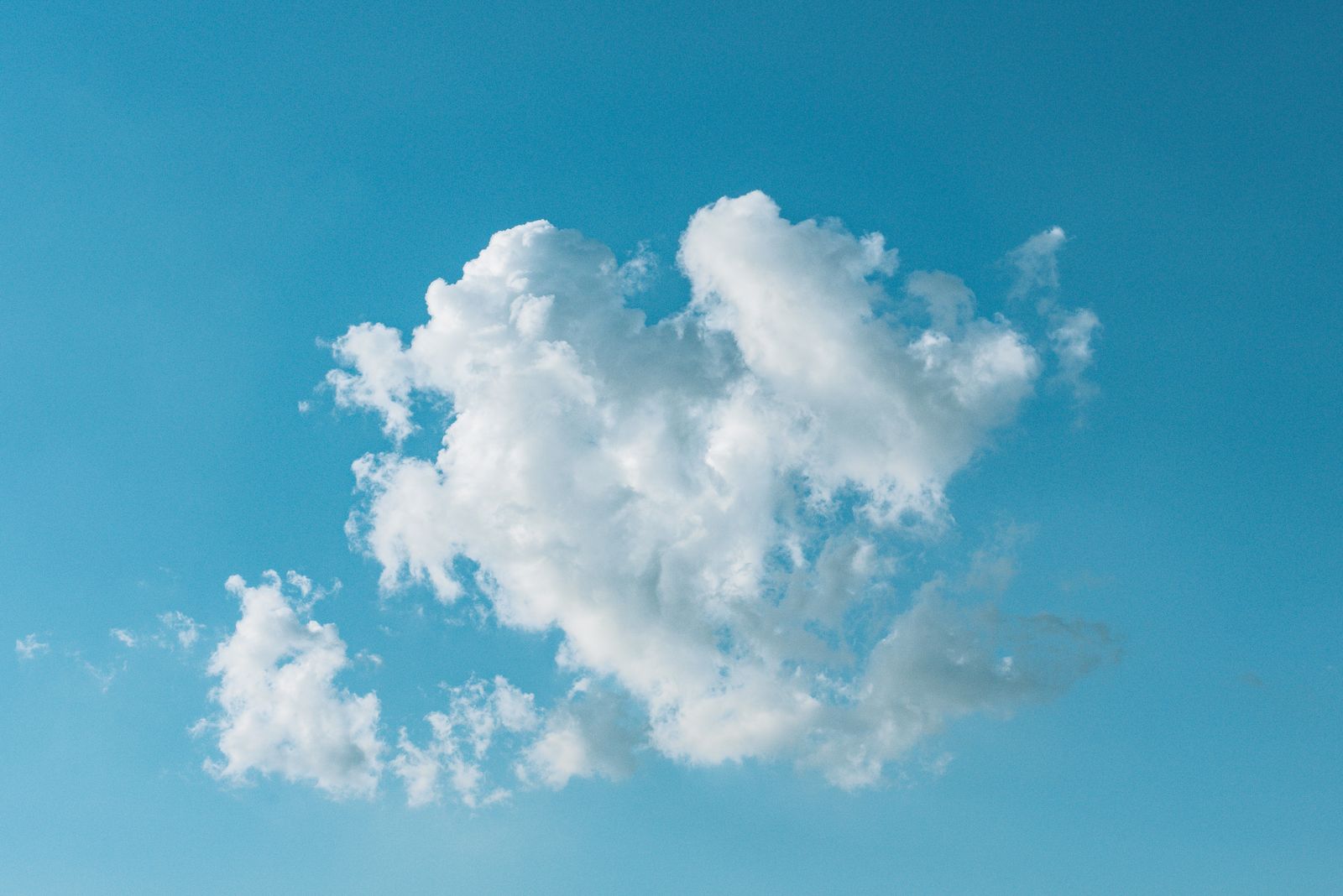 A single cumulus cloud can weigh around 500 tonnes, roughly the mass of 100 elephants, yet it floats because the warm air holding those droplets aloft is measurably less dense than the cooler air beneath it.