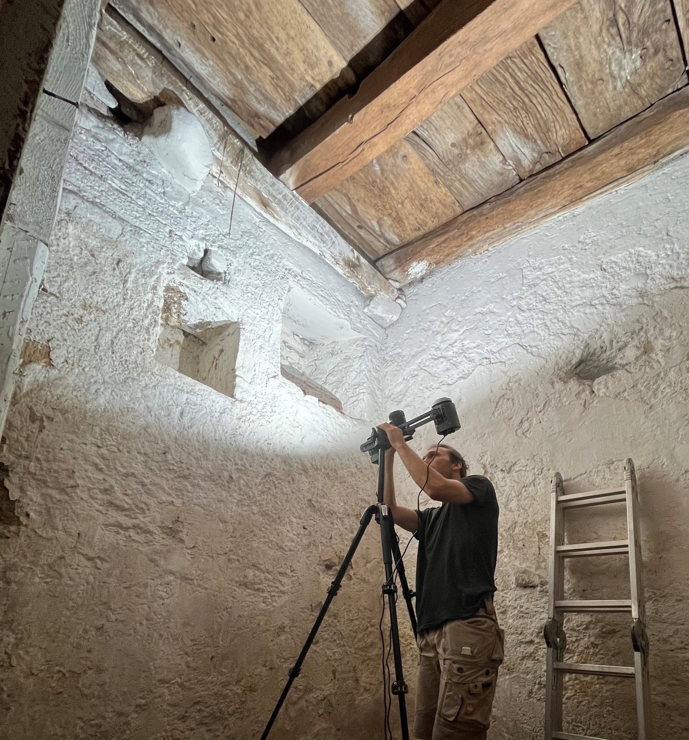At least 19 planks from a medieval cargo hull now form more than 25 square metres of ceiling in a cellar dated 1244 on Konradigasse in Konstanz — a nearly intact Lake Constance ship reused as house timber, 3D-mapped this month by Baden-Württemberg’s monument office.